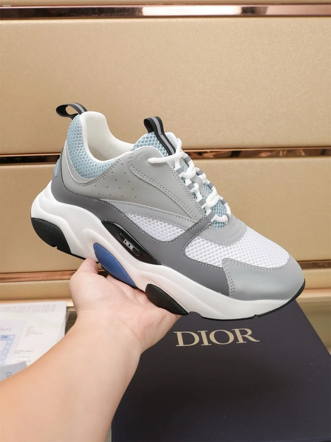 Men's shoes 💰P460💰【Dior】Dior✨ is online at the same time👏 This casual sneaker is a new product in the series and continues Di*r's classic style. The upper is made of original mesh and cow leather, with a two-color textured outsole, and the brand's iconic details on the rear collar and heel to enhance the style. Fashionable and versatile. Wear it with jeans or slacks for a casual look. Size: 38-44 (45 customized)